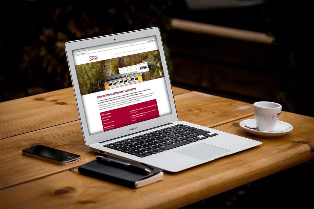 Laptop mit Webseite
