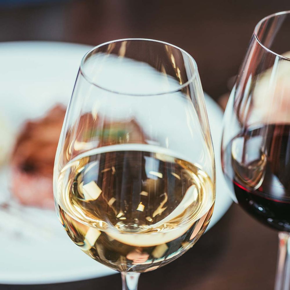 Weingläser mit Rot- und Weißwein