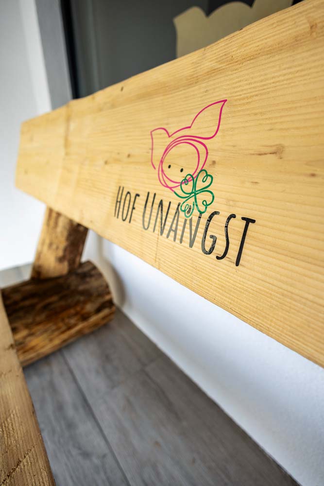 Bank mit Logo