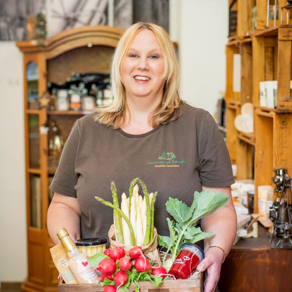 Frau mit Gemüsekorb