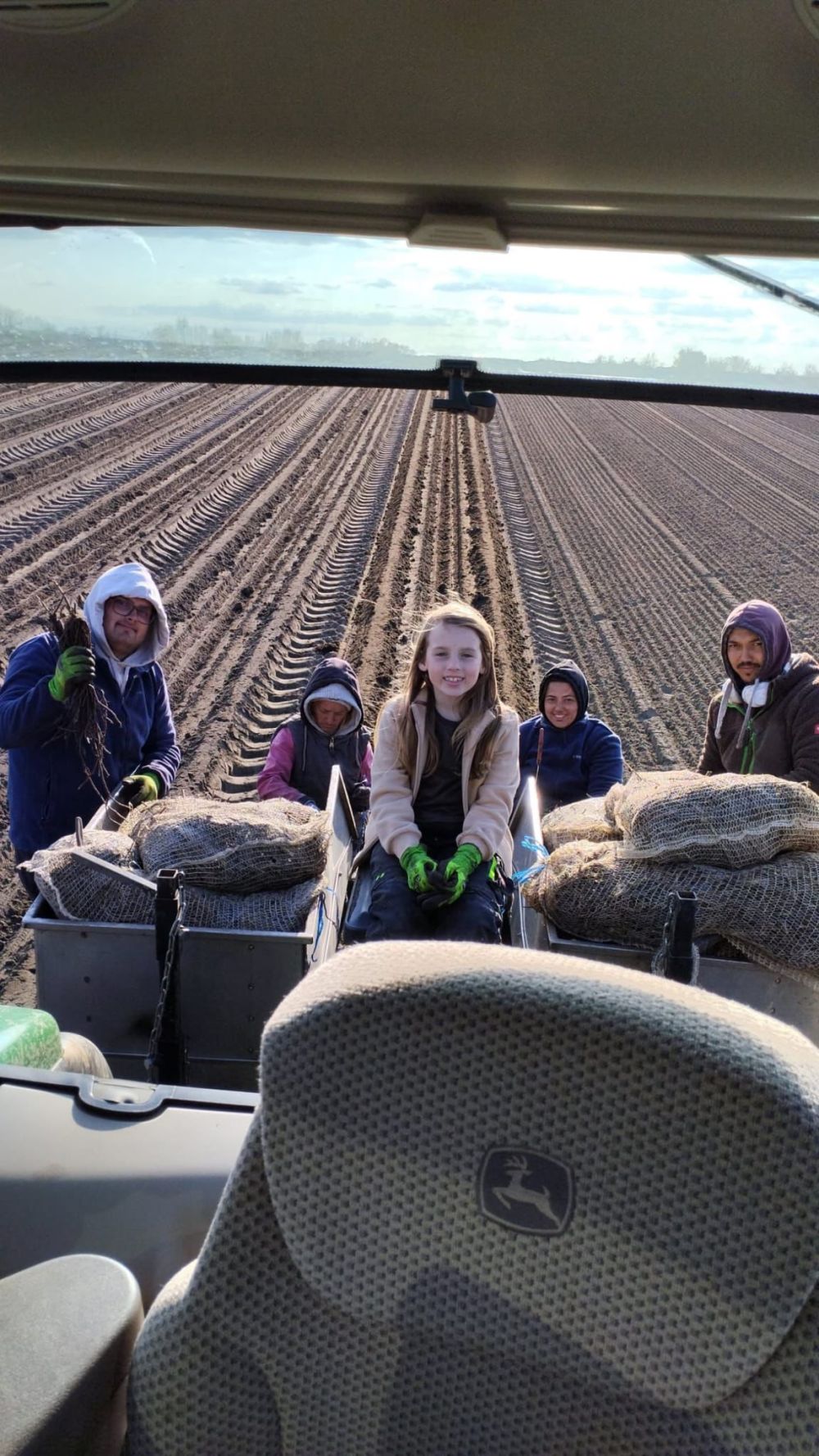 Familie bei Arbeit aufm Feld