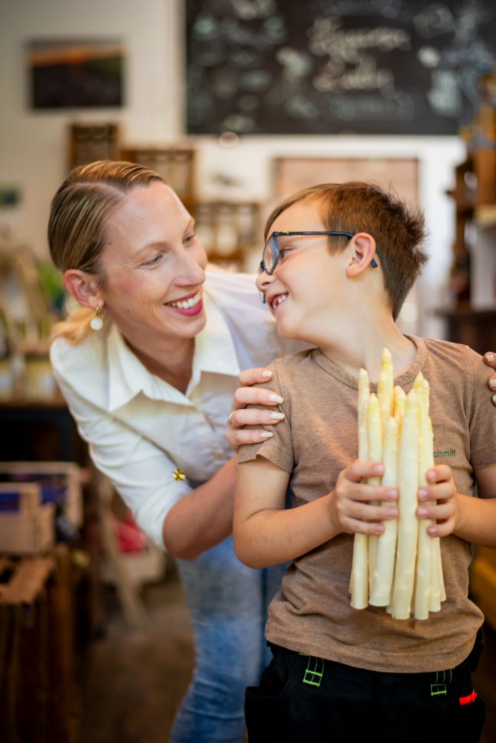 Erwachsene Frau und Kind mit SPargel
