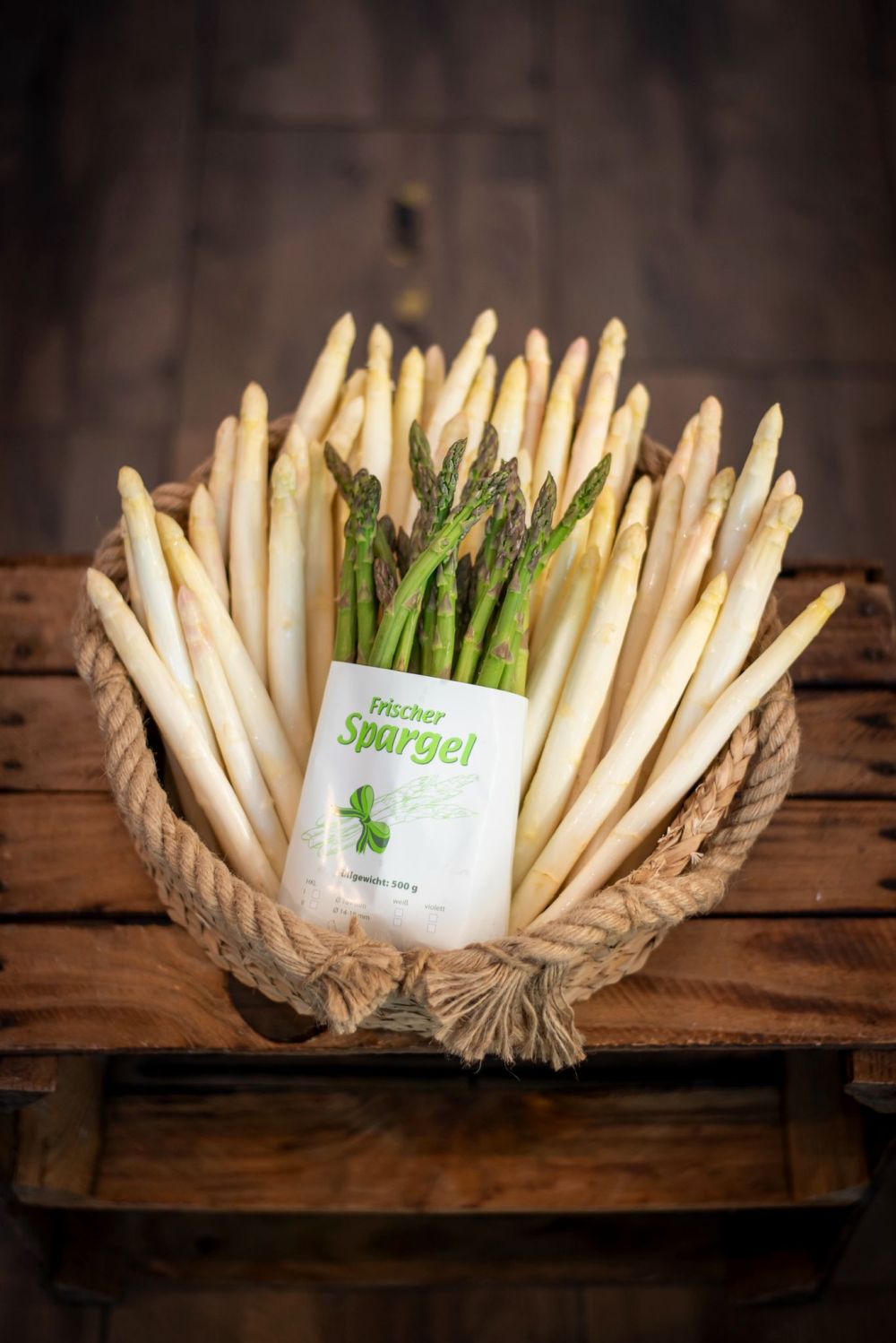 Weißer und grüner Spargel in einem Korb
